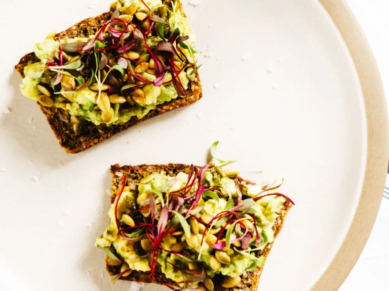 guacamole-smorrebrod-with-roasted-poblano