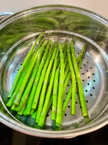 Steaming the asparagus