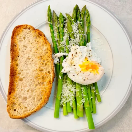 Poached egg and asparagus with toast