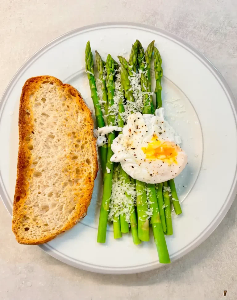 Poached egg and asparagus with toast