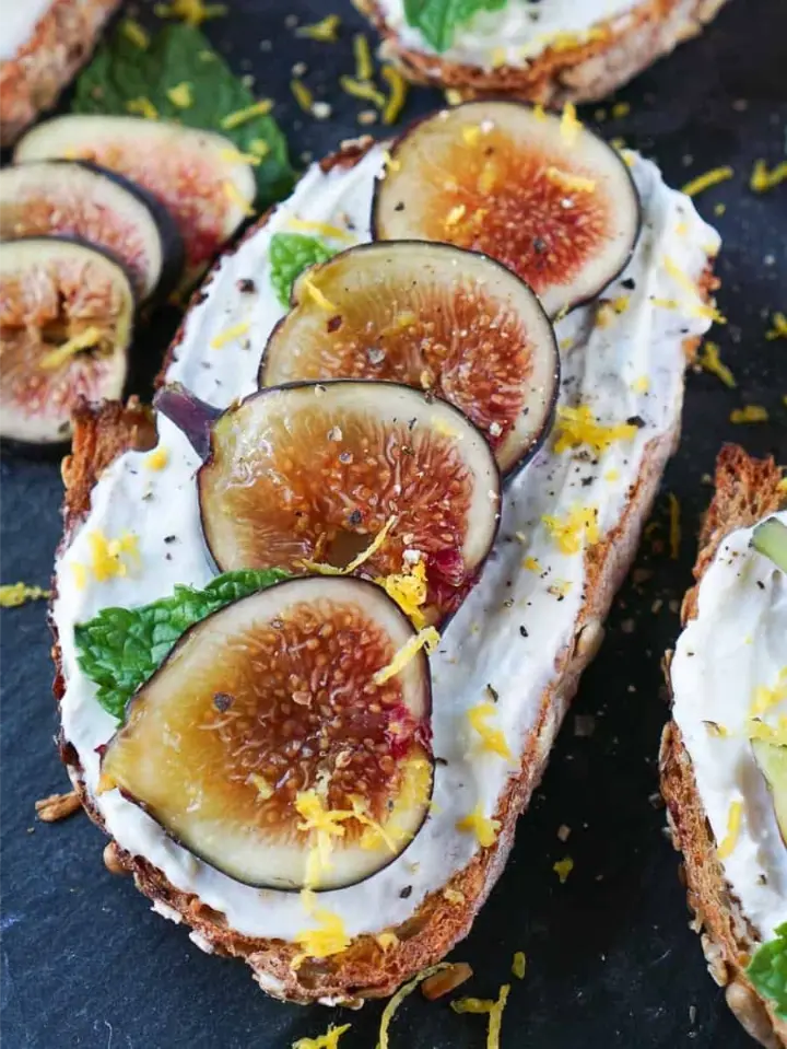 Ricotta Toast with ripe figs and honey recipe