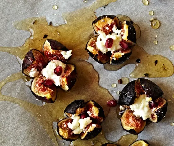 Baked figs with goat cheese